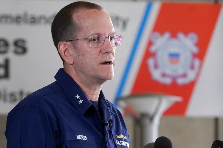 美國海岸防衛隊少將莫格19日說明救援行動。美聯社