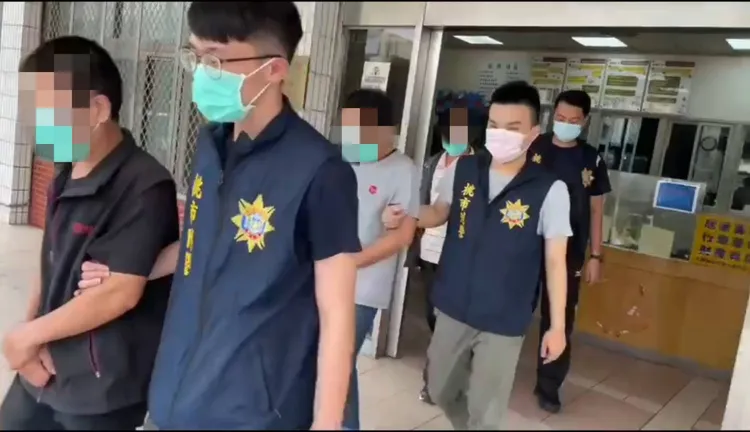 賭場負責人及員工送辦。大園警分局提供