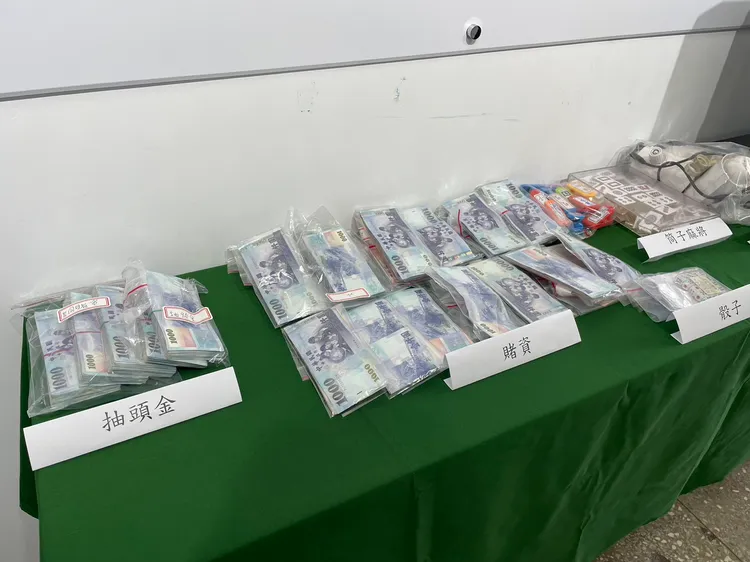 現場查扣賭資及賭具。大園警分局提供