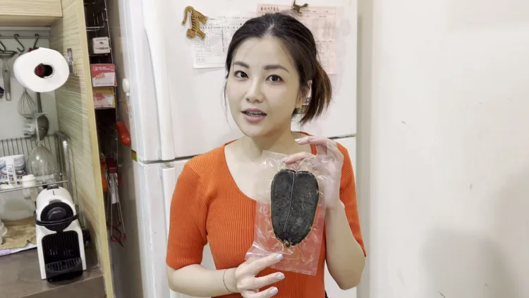 小CALL冰箱竟有陳年15年的發黑烏魚子，全因婆婆捨不得丟棄擺放至今。年代提供