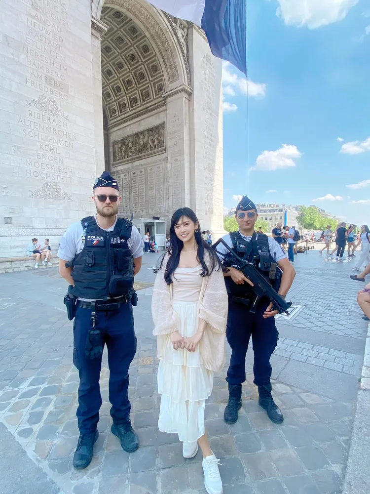 許玲玲在凱旋門前有「豔遇」。翻攝自許玲玲臉書