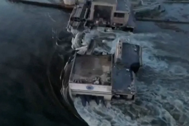 稍早烏克蘭總統府釋出水壩被炸毀的畫面。路透社