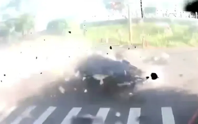 現場監視器畫面拍下車禍當下。翻攝畫面