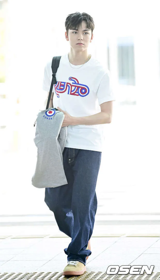 Vernon以KENZO品牌大使的身分飛往巴黎，將於品牌即將登場的2024春夏大秀上亮相。翻攝OSEN網站