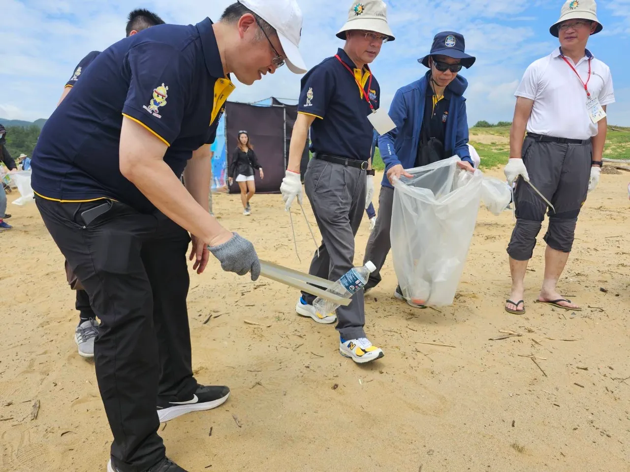 波麗士們在福隆海水浴場撿拾沙灘上的垃圾。警政署提供