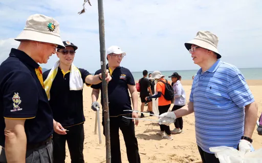 波麗士沙灘揮汗為哪樁！　偕公益團體號召500人捲袖淨灘做公益