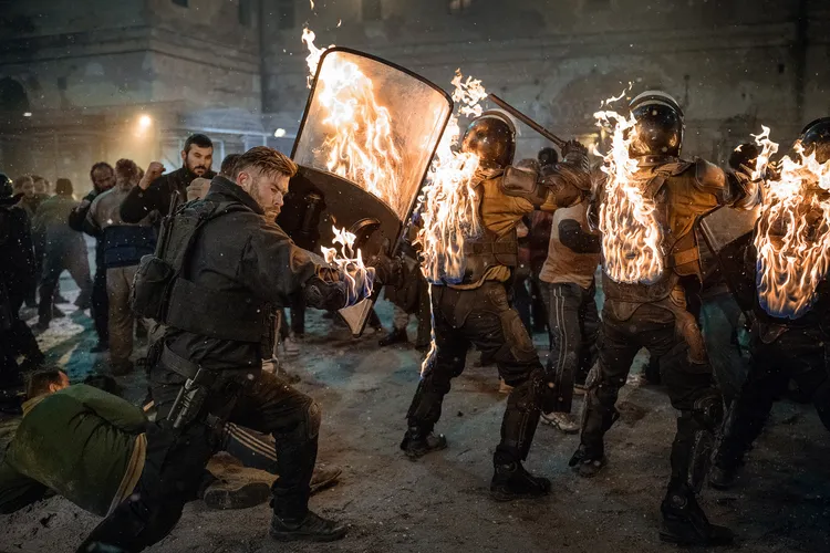 克里斯漢斯沃在片中手臂著火，「被放了」8次火。Netflix提供