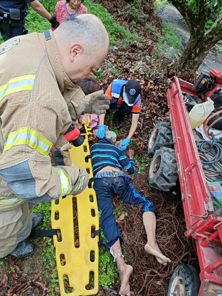 警消將人救出脫困。讀者提供