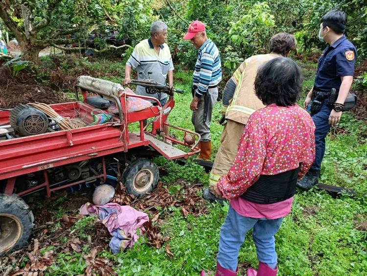 員警、警消到場發現，老農卡在鐵牛車底盤，露出一顆頭。讀者提供