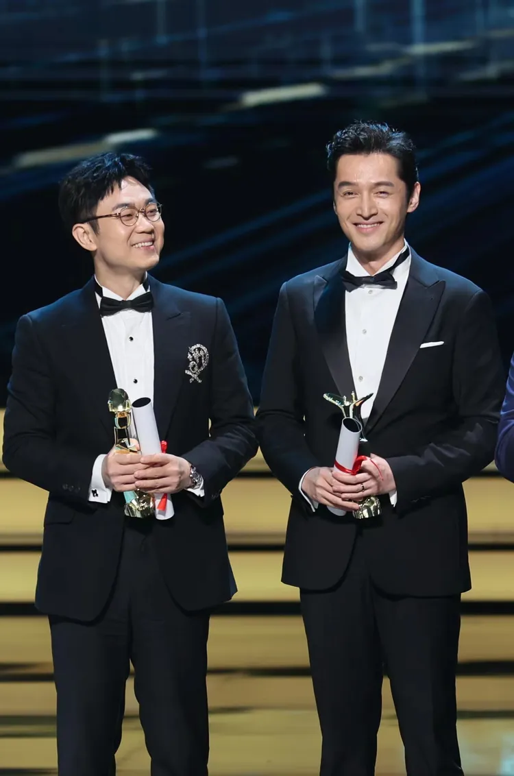 胡歌及大鵬拿著影帝獎座笑得開心。新華社