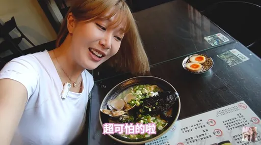Joeman女友開吃「蛙呀蛙拉麵」曝口感 一翻面崩潰尖叫