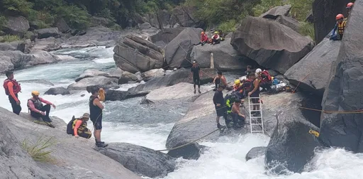 南勢溪14.5K石縫卡不明遺體 疑月初烏來落水28歲男導遊
