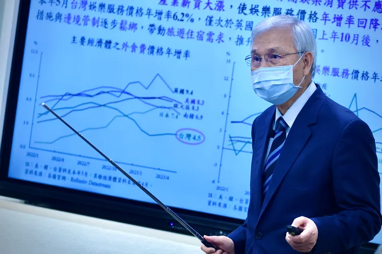 央行總裁楊金龍連五升後暫停升息。林林攝