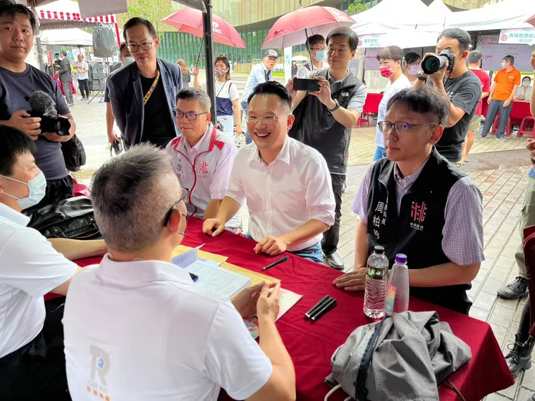 桃園市副市長蘇俊賓(右二)到場與徵才業者互動。桃園市府提供