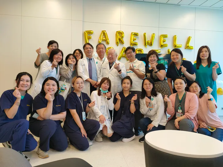 范宏二榮退，老同事、學生都來祝福。博田國際醫院提供