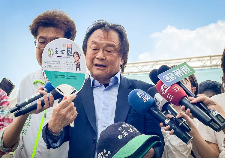 王世堅（中）被稱扶龍王。賴昀岫攝
