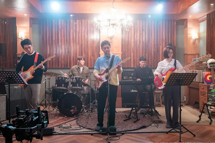 韓媒稱《機智醫生生活》前傳以醫學院五人幫大學組樂團的時期為背景。Netflix提供