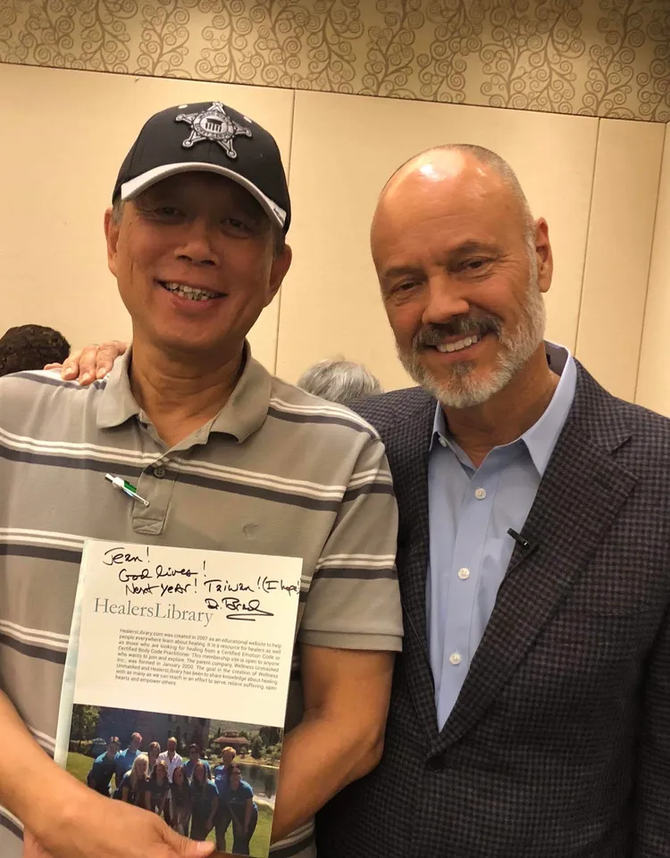 Jason Wu與布萊利尼爾森醫師(Dr. Bradley Nelson)合影。Jason提供