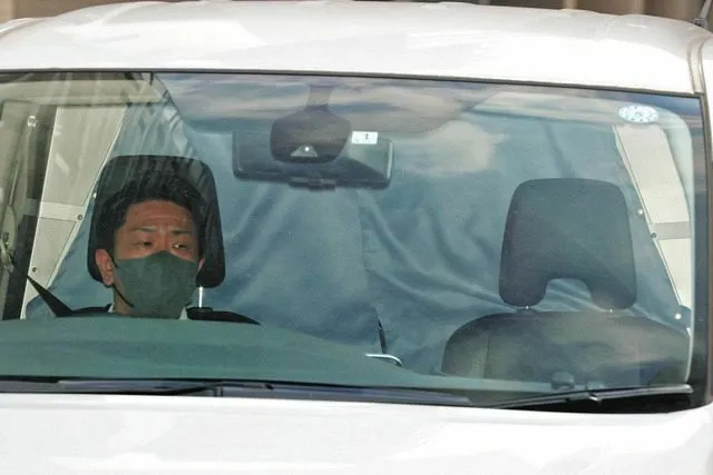 市川猿之助今被移送至東京地檢署，因車內後座被布遮住，媒體無法拍到他。翻攝《中日體育》