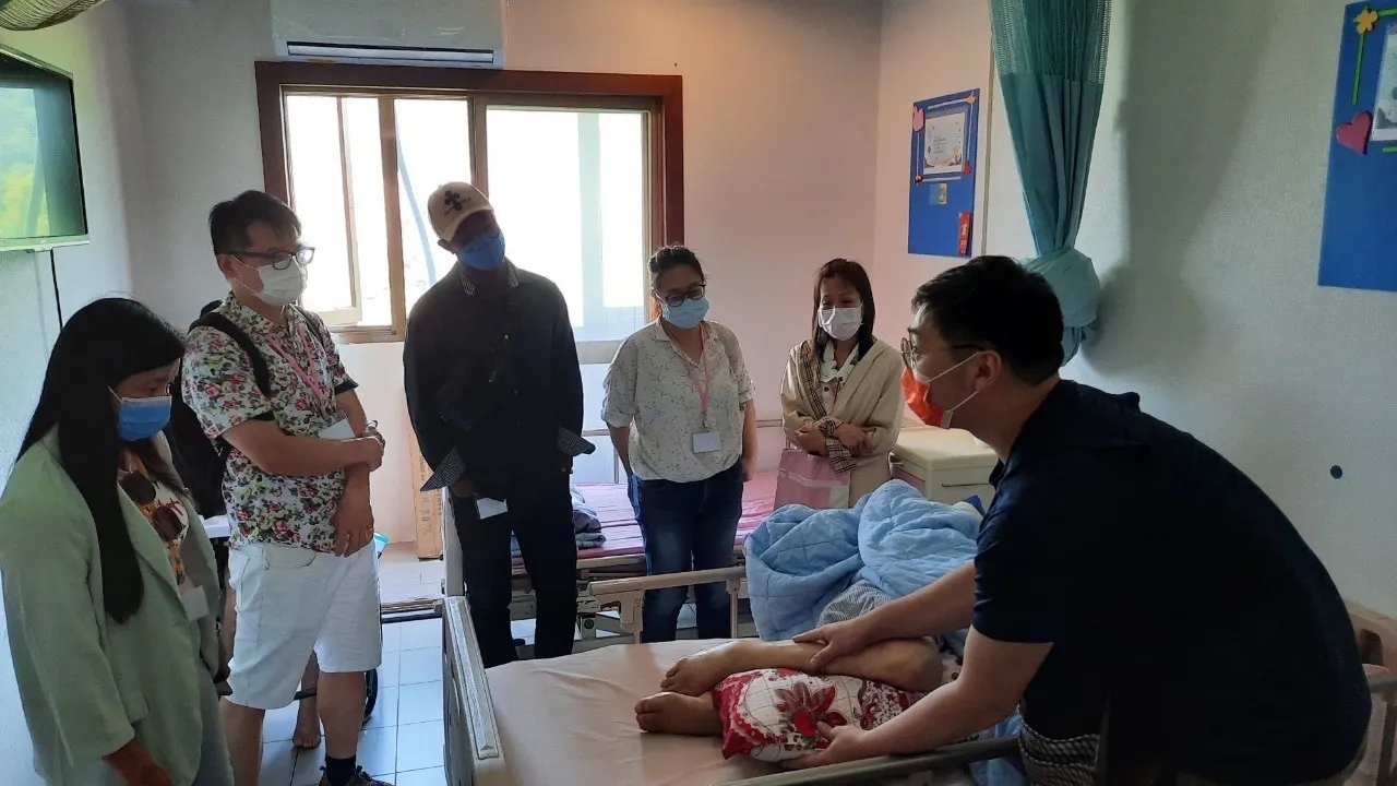 眾生老人養護中心照顧服務員為新住民示範協助老人翻身拍背。桃園市社會局提供