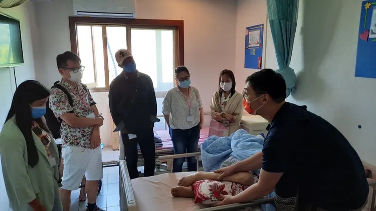 眾生老人養護中心照顧服務員為新住民示範協助老人翻身拍背。桃園市社會局提供