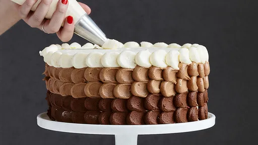 同學家長請吃蛋糕「投毒換名聲」　學童媽暴怒！灌油摳喉嚨要兒吐出來