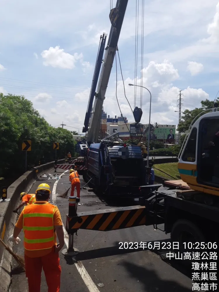 大型吊車到場拖吊事故車輛。翻攝畫面