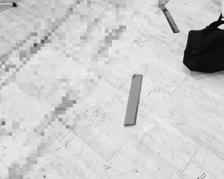 行凶用的開山刀掉落現場。民眾提供