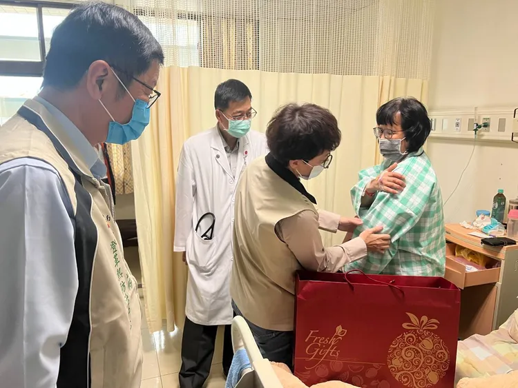 南市衛生局傳出同仁出勤受傷，副市長趙卿惠前往慰問。衛生局提供