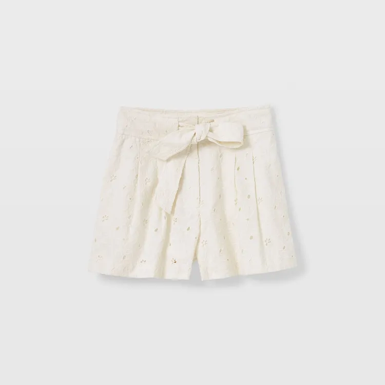 Club Monaco象牙白棉質孔眼蕾絲寬管短褲，6900元。品牌提供