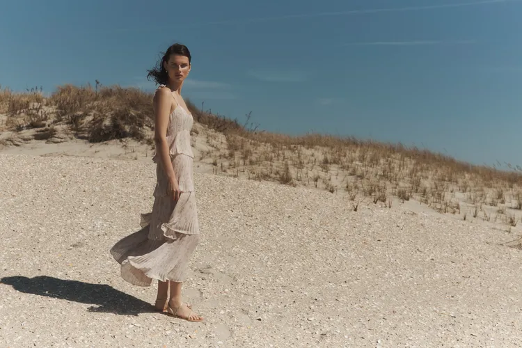 Club Monaco夏季系列特在色彩、材質及剪裁3方著手，透過寬鬆版型、蕾絲鏤空等細節，打造出輕盈感十足的度假氛圍。品牌提供