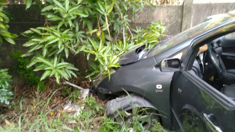 車上前座2人當場受困。讀者提供