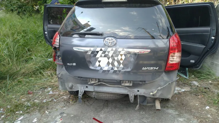 警消到場協助脫困，陸續將5名傷者送往嘉義長庚救治。讀者提供