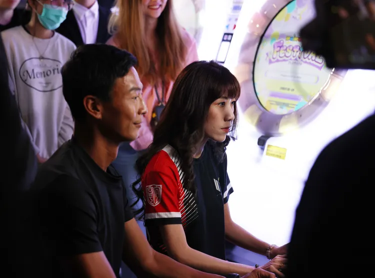 製作單位特別安排盧彥勳（左）和電競高手來賓大玩遊戲機台PK賽。公視提供