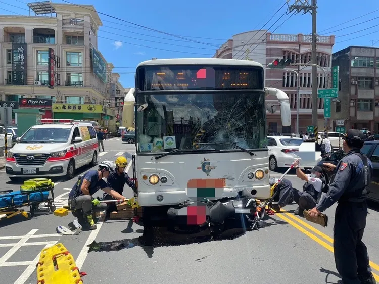 警消以千斤頂撐起公車，救出22歲騎士。讀者提供