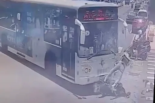 直擊片|高雄公車撞重機 騎士連人帶車卡底盤!警消奮壓千斤頂救人