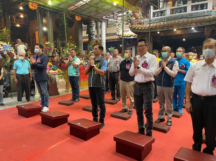 農曆5月2日是大眾老爺聖誕，廟方每年舉行三獻禮祝壽祭典，前2天暗訪及日巡的遶境活動也相繼登場，被指定為新北市民俗類無形文化資產。民政局提供