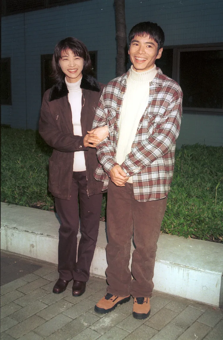 田中美佐子（左）1995年嫁給深澤邦之，不在意他收入低於自己100倍。翻攝日刊體育