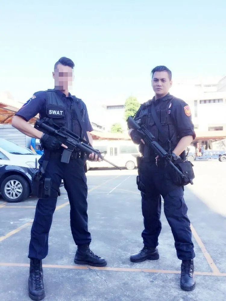 李世勳（右）2019年在桃園市服務時曾榮獲績優街頭戰警獎。（資料畫面，桃園市警察局提供）