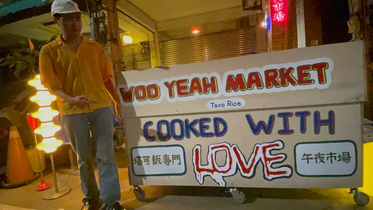 陳亞強和異國風味的招牌。張沛森攝