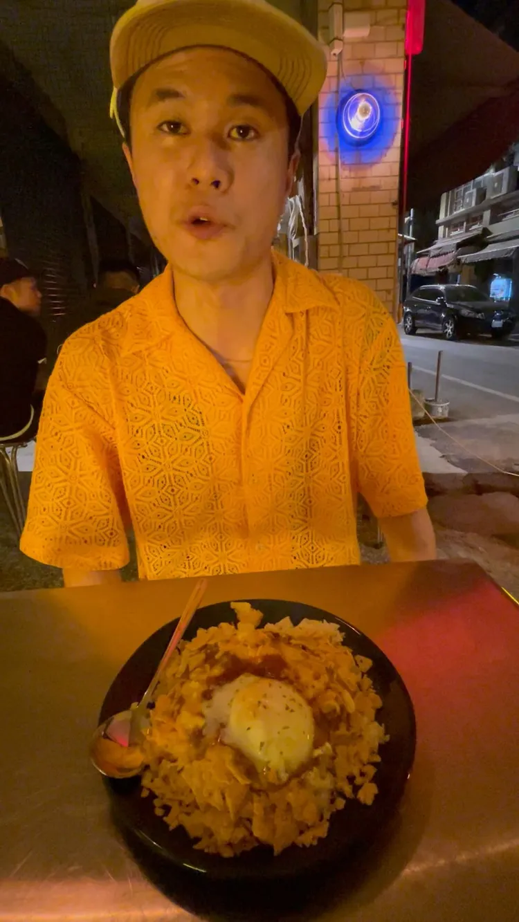 陳亞強和墨西哥咖哩飯。張沛森攝