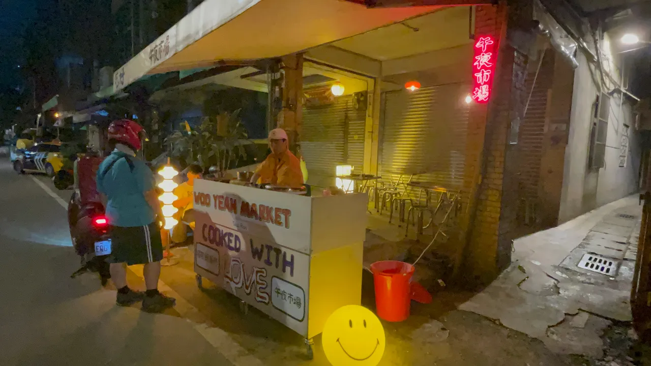 傳統市場內的午夜市場。張沛森攝