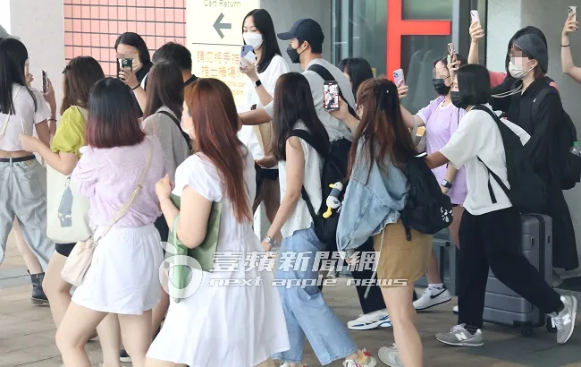 分散在機場的「許太太」，一路護送許光漢（中）到保母車上。特勤中心攝