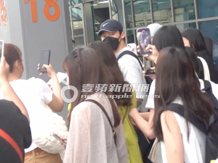 許光漢（中）回頭看周遭的「老婆」滿是得意。特勤中心攝