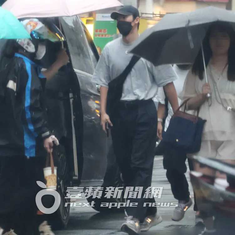 許光漢回住所換上和經紀人同款New Balance情侶鞋，到楊丞琳御用髮廊下車。特勤中心攝