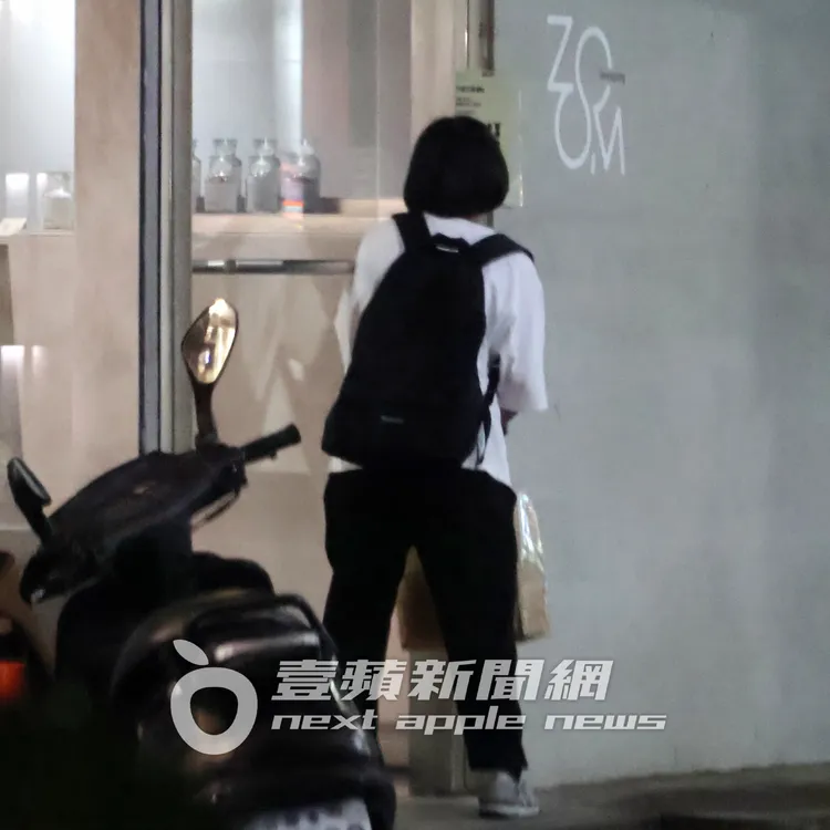 經紀人撐傘到附近逛半個多小時，替許光漢買愛心晚餐和1袋伴手禮。特勤中心攝