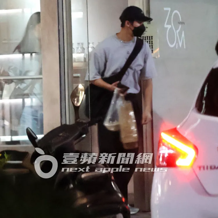 許光漢在楊丞琳御用髮廊做完造型，提著經紀人買的愛心晚餐和伴手禮搭上計程車離開。特勤中心攝