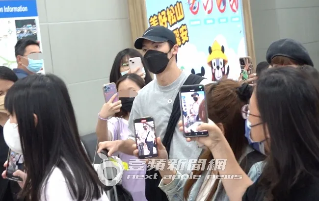 許光漢被50位「老婆」愛的包圍。特勤中心攝