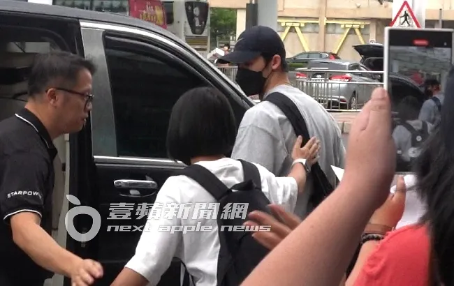 隨後許光漢（右）搭上天后蔡依林御用保母車離開。特勤中心攝