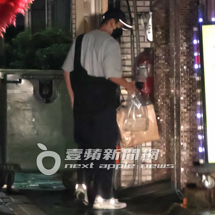 許光漢帽子和鞋子logo晚上會反光發亮以策安全。特勤中心攝